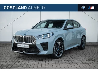 Hoofdafbeelding BMW iX2 BMW iX2 eDrive20 High Executive M Sport / Sportstoelen / Adaptieve LED / Comfort Access / Parking Assistant Plus / Head-Up / M Adaptief onderstel