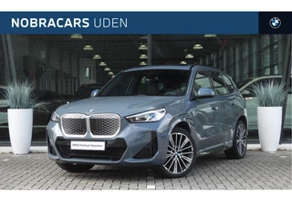 BMW iX1 eDrive20 M Sport / Panoramadak / Sportstoelen / M Adaptief onderstel / Achteruitrijcamera / Stoelverwarming