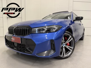 BMW 3 Serie Touring 330e M-Sport Facelift PANO/TREKHAAK/HEAD-UP/ACC/MEMORY/SOH 95%/CAMERA/KEYLESS/19"M-SPORT BREEDSET/PORTIMAO-BLAU METALLIC/VOLLEDIG BMW DEALER HISTORIE