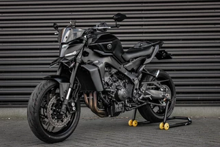 Yamaha Tour MT- 09 ABS 119PK 2025 DEMO-MODEL / COMPLETE DOCUMENTATIE / AKRAPOVIC EXHAUST / QUICK SHIFT / DIRECT RIJDEN/ FULL