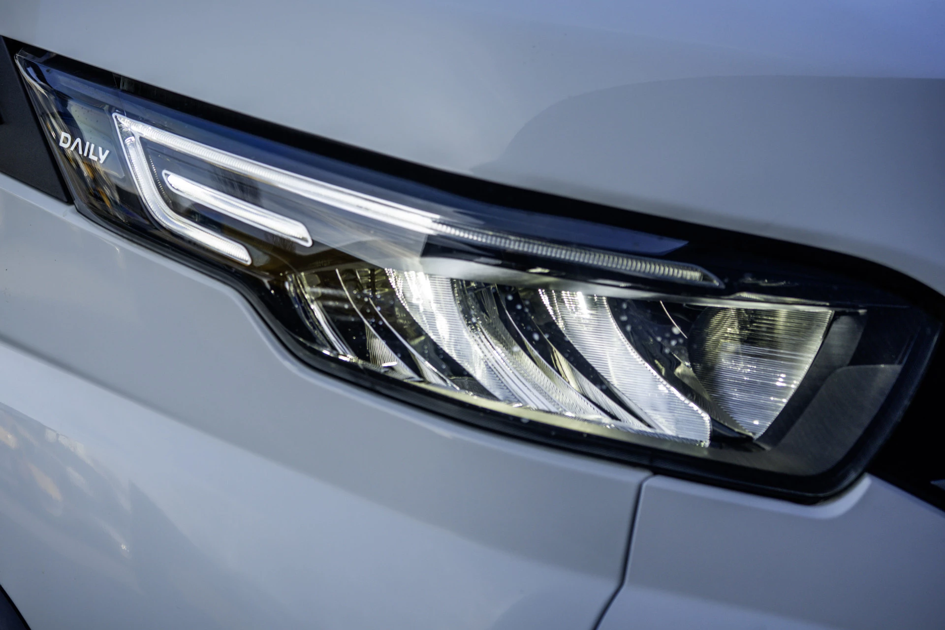 Hoofdafbeelding Iveco 35C16 | 3.0L |  Bakwagen met Laadklep | N1 | Automaat | Cruise | Navi |  3-Zits