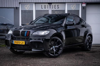 Hoofdafbeelding BMW X6 BMW X6 M 4.4i V8 555pk I Schuifdak I Carplay I TV's I Memory I HuD I Softclose I Trekhaak I 22'' I Historie-aanwezig