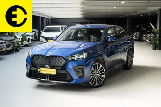 Hoofdafbeelding BMW iX2 BMW iX2 eDrive20 65 kWh | 96,9% SOH | Alcantara stoelen | Camera