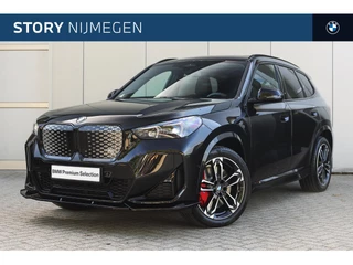 Hoofdafbeelding BMW iX1 BMW iX1 eDrive20 M Sport / Panoramadak / Trekhaak / Sportstoelen / Adaptieve LED / Parking Assistant / Stoelverwarming / Comfort Access / M Adaptief onderstel