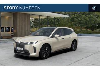 BMW iX xDrive45 101 kWh M Sport / Panoramadak Sky Lounge / Trekhaak / Stoelventilatie / Adaptieve LED / Harman Kardon / Parking Assistant Professional