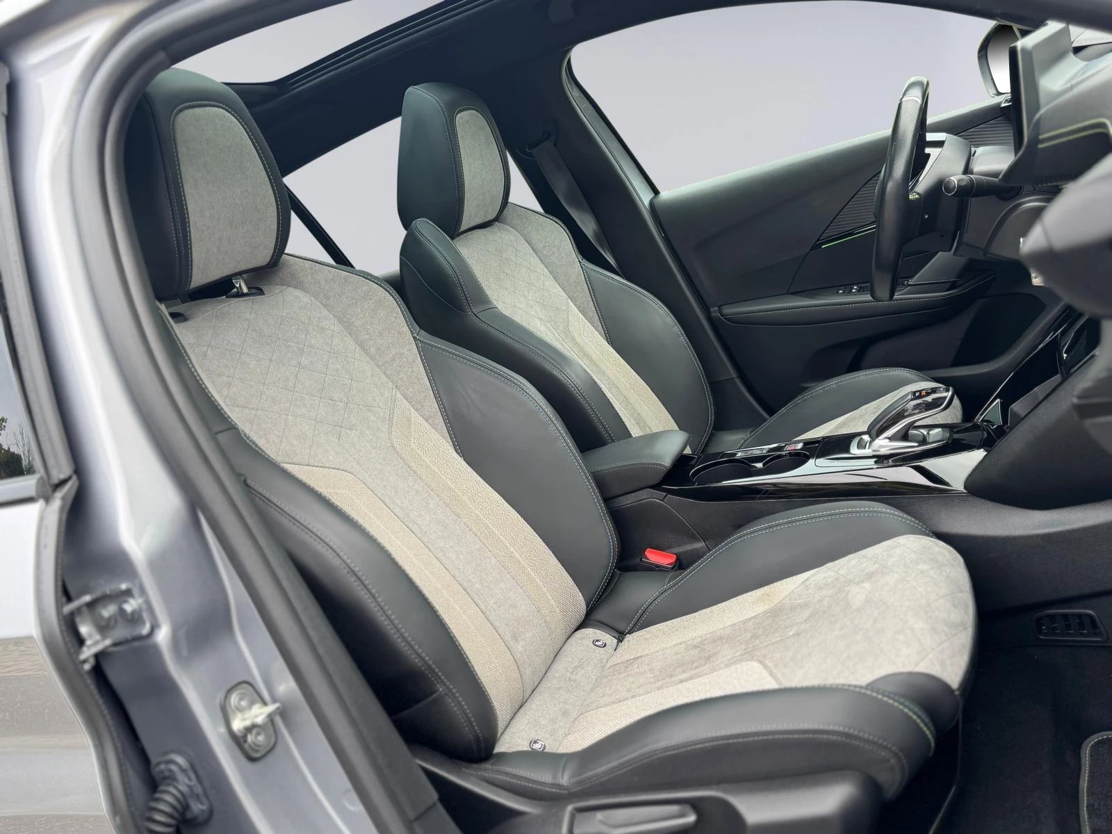 Hoofdafbeelding Peugeot e-208