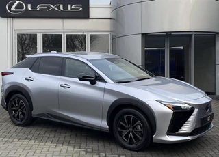 Hoofdafbeelding Lexus RZ Lexus RZ 350e Luxury Line 77 kWh NIEUW DIRECT LEVERBAAR STOELVERW EL-ACHTERKLEP EL-STOELEN INFRAROOD-VERW STUURVERW 360-CAMERA