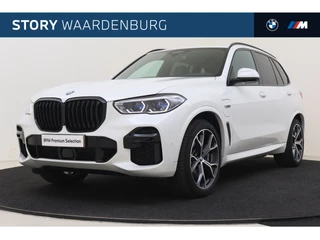 Hoofdafbeelding BMW X5 BMW X5 xDrive45e High Executive M Sport Automaat / Trekhaak / Soft-Close / Laserlight / Adaptief onderstel / Sportstoelen / Stoelverwarming / Parking Assistant Plus / Head-Up / Live Cockpit Professional