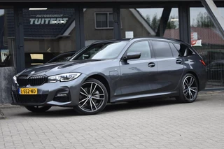 Hoofdafbeelding BMW 3 Serie BMW 3-serie Touring 320e M-SPORT | SHADOW-LINE | EL. WEGKL. TREKHAAK | HEAD-UP DISPLAY | APPLE CARPLAY | ANDROID AUTO | LEDER
