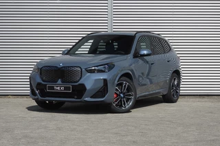 BMW iX1 eDrive20 M Sport / Panoramadak / Sportstoelen / M Adaptief onderstel / Comfort Access / Head-Up / Parking Assistant Plus / Adaptieve LED