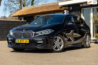 Hoofdafbeelding BMW 1 Serie BMW 1-serie 118i High Executive M-Sport I Led I Live Cockpit Professional I Adaptive Cruise I Shadow Line I Stoelverwarming I BTW