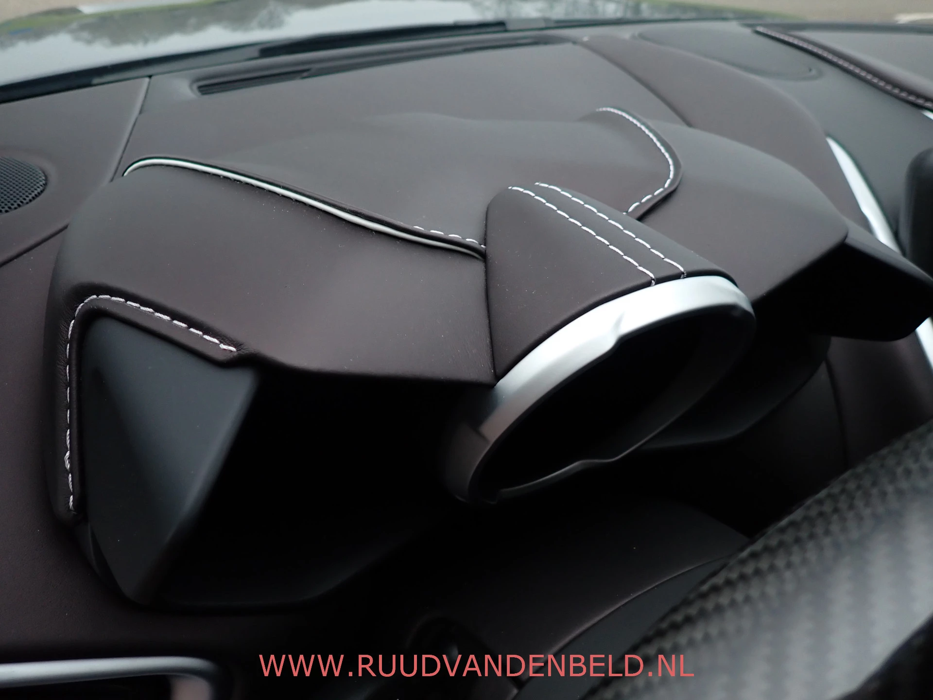 Hoofdafbeelding Aston Martin DBS