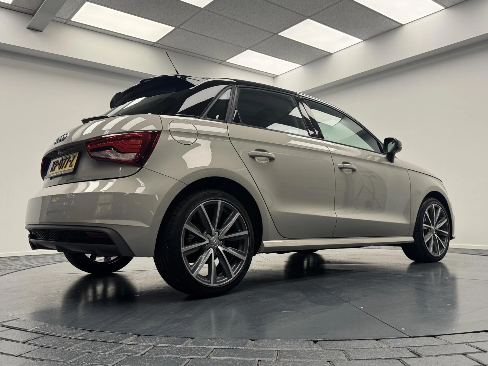 Hoofdafbeelding Audi 1.0 TFSi S-Line Airco-Navigatie-Cr.contr-Lm17''velgen