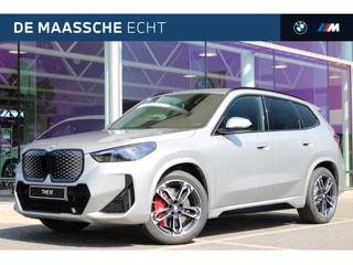 BMW iX1 eDrive20 M Sport / Trekhaak / Sportstoelen / Achteruitrijcamera / M Adaptief onderstel / Adaptieve LED / Comfort Access / Stuurverwarming