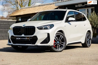 BMW iX1 eDrive 20 M Sport Live Cockpit I Mineralweiss Metallic I Head Up I Led I CarPlay I 360 Camera I M-Sportremmen rood I BTW