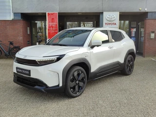 Hoofdafbeelding Toyota Urban Cruiser Toyota Urban Cruiser EXECUTIVE 61KWH PANODAK JBL-AUDIO 360°CAMERA 19"LM-VELGEN LED-PRISMA STOEL/STUURVERWARMING DIRECT LEVERBAAR!