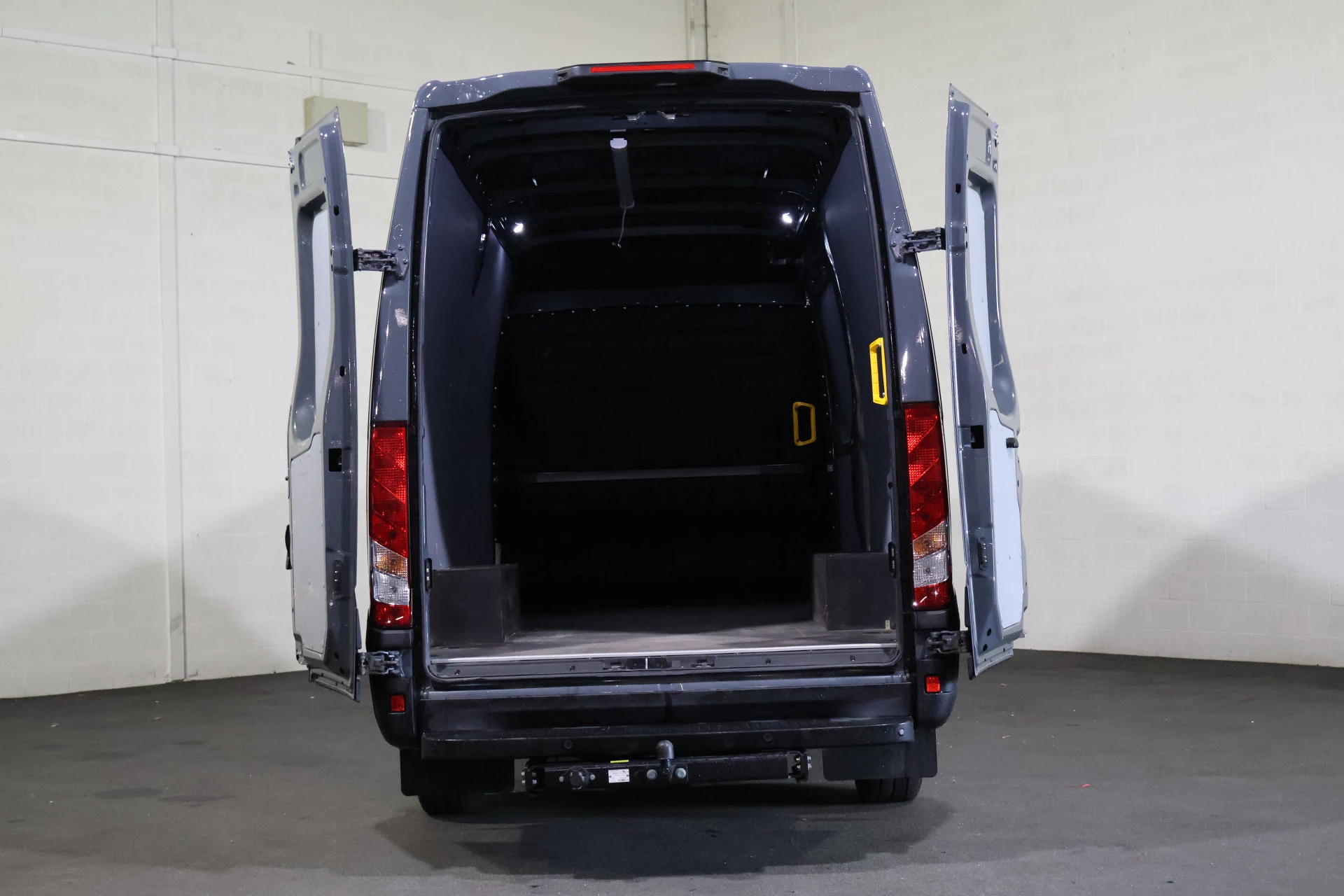 Hoofdafbeelding Iveco 35S18 L2 H2 Automaat Airco Navigatie 3.5T Trekhaak