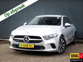 Mercedes-Benz A-Klasse 180 Business Solution (136PK), 1e-Eig, 12-MND-BOVAG, NL-Auto, Navigatie, Half-Leer, Stoelverwarming, Parkeersensoren-V+A, Cruise-Control, Virtual-Cockpit, Achteruitrijcamera, spiegel-Pakket, DAB, LM.-Velgen, Privacy-Glas,