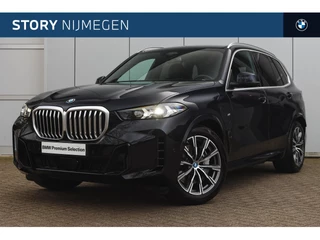 Hoofdafbeelding BMW X5 BMW X5 xDrive50e M Sport Automaat / Sportstoelen / Adaptief onderstel / Comfort Access / Parking Assistant / Stoelverwarming / Trekhaak / Live Cockpit Plus