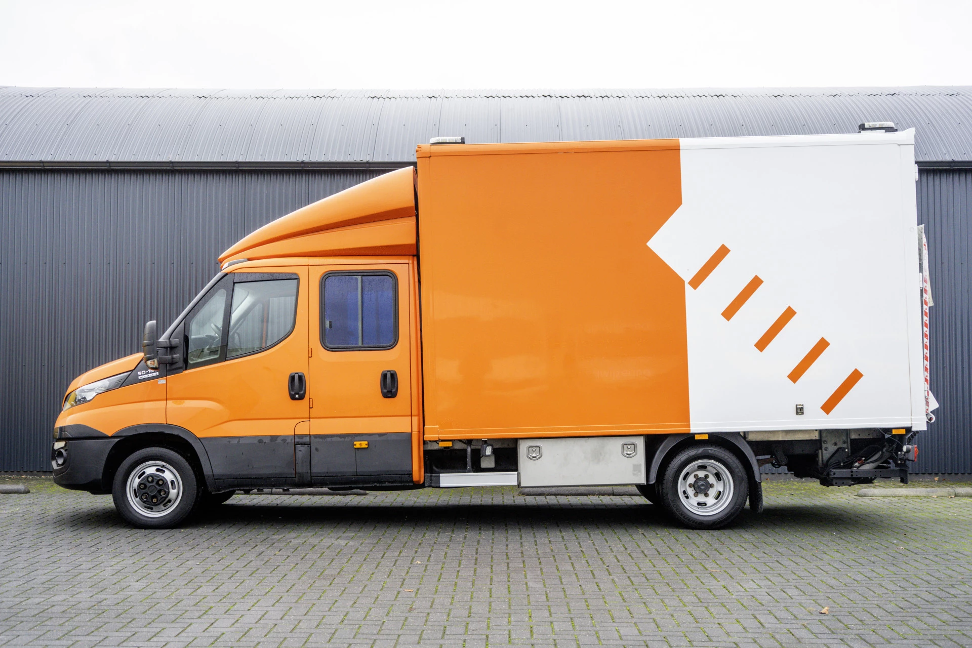 Hoofdafbeelding Iveco 50C18 3.0L | Bakwagen met laadklep | Climatic | Cruise | 180PK | 3.5T Trekgewicht | 2520KG Laadvermogen