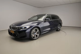Hoofdafbeelding BMW 3 Serie BMW 3 Serie Touring 330e | M-Sportpakket | LED | Leder | HUD | Schuifdak | Keyles go | Chrome line | Elektr. zetels | DAB | Hifi speakers | Alu 19 inch