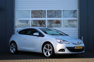 Opel Astra GTC 1.4 Turbo Sport 140pk Clima/Cruise/Bi-Xenon/Navi/Bluetooth/PDC/RadioCD/19"LM/Trekhaak/APK:12-12-2026/GoedOnderhoud