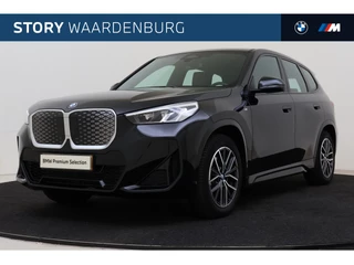 Hoofdafbeelding BMW iX1 BMW iX1 xDrive30 M Sport / Sportstoelen / Achteruitrijcamera / M Adaptief onderstel / Harman-Kardon / Stoelverwarming