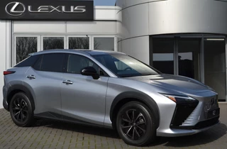 Hoofdafbeelding Lexus RZ Lexus RZ 350e Luxury Line 77 kWh NIEUW DIRECT LEVERBAAR STOELVERW EL-ACHTERKLEP EL-STOELEN INFRAROOD-VERW STUURVERW 360-CAMERA