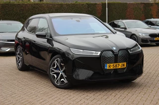 Hoofdafbeelding BMW iX BMW iX xDrive40 Executive 77 kWh / SoH 97,3% / Trekhaak / Panoramadak / 360Camera / Harman Kardon / 22'' / CarPlay / DAB / Dodehoek / ACC
