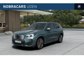 BMW iX1 eDrive20 M Sport / Panoramadak / Sportstoelen / M Adaptief onderstel / Comfort Access / Head-Up / Parking Assistant Plus / Adaptieve LED