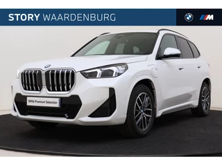 BMW X1 xDrive25e M Sport Automaat / Panoramadak / Trekhaak / Achteruitrijcamera / M Adaptief onderstel / Sportstoelen / Adaptieve LED / Comfort Access