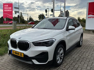 BMW X1 BWJ 2021 xDrive25e 126 PK Business Edition Plus STOELVERW. | PANORAMADAK | ELEKTRISCHE STOELVERSTELLING | ELEKTRISCHE ACHTERKLEP | LEDER | HEAD-UP DISPLAY | CAMERA | NAVI | CLIMA | CRUISE | LMV