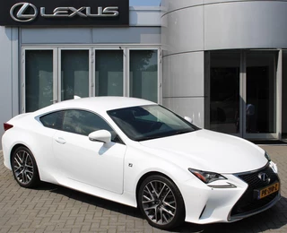 Hoofdafbeelding Lexus RC Lexus RC 300h F SPORT Line NL-AUTO CRUISE TRIPLE-LED STOELVENT BLIND-SPOT 19" LM-VELGEN