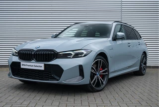 BMW 3 Serie Touring 320e M Sport Automaat / Panoramadak / Sportstoelen / LED / Harman Kardon / Live Cockpit Plus / Widescreen Display / Stoelverwarming / Comfort Access