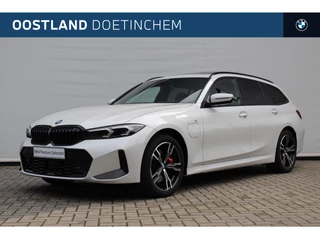 Hoofdafbeelding BMW 3 Serie BMW 3 Serie Touring 330e xDrive High Executive M Sport Automaat / Panoramadak / Trekhaak / Sportstoelen / M Adaptief onderstel / Comfort Access / Adaptieve LED / Live Cockpit Professional