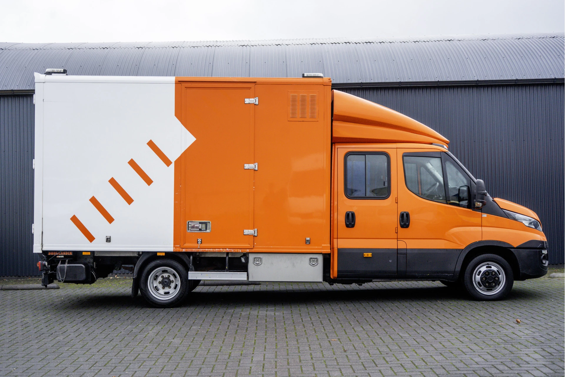 Hoofdafbeelding Iveco 50C18 3.0L | Bakwagen met laadklep | Climatic | Cruise | 180PK | 3.5T Trekgewicht | 2520KG Laadvermogen
