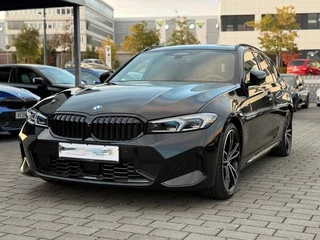 BMW 3 Serie Touring 320d xDrive M-SPORT ** LED, NAVI+, HALF-LEDER, PANO, H&K, HuD, TREKH, 19-inch LMV ** 1e EIG - UNFALLFREI ** ** INFORMEER OOK NAAR ONZE AANTREKKELIJKE FINANCIAL-LEASE TARIEVEN **