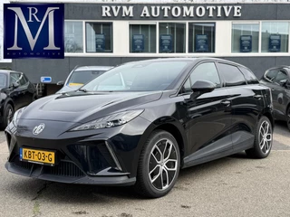 MG MG4 Electric Luxury 64 kWh VAN € 24.900,- VOOR € 22.440,- Uw LENTEVOORDEEL € 2.460,-! | SOH 97% | 20.000KM! | ONDERHOUD BIJ MG GEHAD DIRECT LEVERBAAR | 7 JAAR GARANTIE BIJ MG| SUPER COMPLETE AUTO| RONDOMZICHT CAMERA| STOEL+ STUUR VERWARMING| DODE HOEK