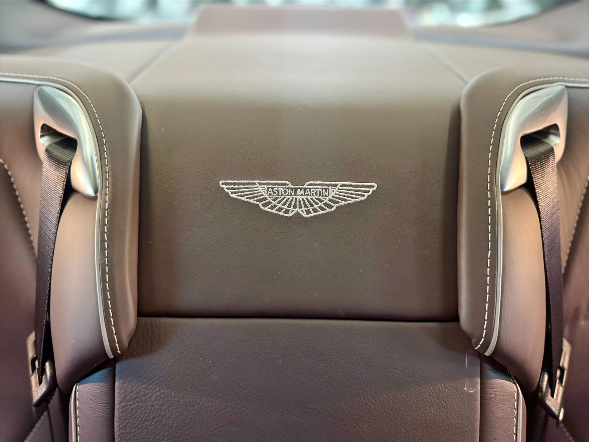 Hoofdafbeelding Aston Martin V12 Virage