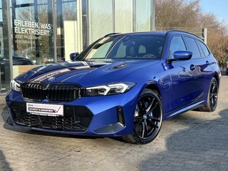 BMW 3 Serie Touring 330e M-SPORT PRO ** LED, HuD, PANORAMA, 19-inch LMV, ADAPT. CRUISE, TREKH. ** € 26.900,= onder NP - Ex BMW-AG ** ** INFORMEER OOK NAAR ONZE AANTREKKELIJKE FINANCIAL-LEASE TARIEVEN **