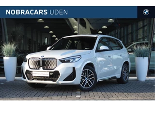 BMW iX1 eDrive20 M Sport / Panoramadak / Trekhaak / Sportstoelen / Achteruitrijcamera / M Adaptief onderstel / Harman Kardon