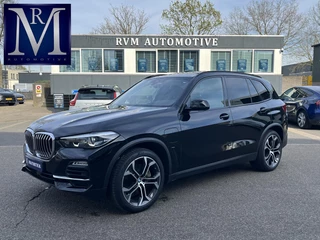 BMW X5 xDrive45e High Executive HARMAN KARDON| ELEK. TREKHAAK|ELEK. SCHUIF/ KANTELDAK| ACHTERBANK VERWARMING| HEAD-UP DISPLAY| DODE HOEK SENSOR| CAMERA| ACHTERAS BESTURING