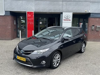 Toyota Auris Touring Sports 1.8 Hybrid LEASE PRO TREKHAAK STOELVERW PANODAK JBL-AUDIO PARK-SENSOREN BLUETOOTH CAMERA KEYLESS CRUISE CLIMA 17'' LM-VELGEN NL-AUTO