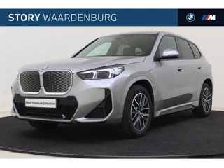 Hoofdafbeelding BMW iX1 BMW iX1 eDrive20 M Sport / Panoramadak / Sportstoelen / Stoelverwarming / Adaptieve LED / Parking Assistant / Harman Kardon / Driving Assistant Plus