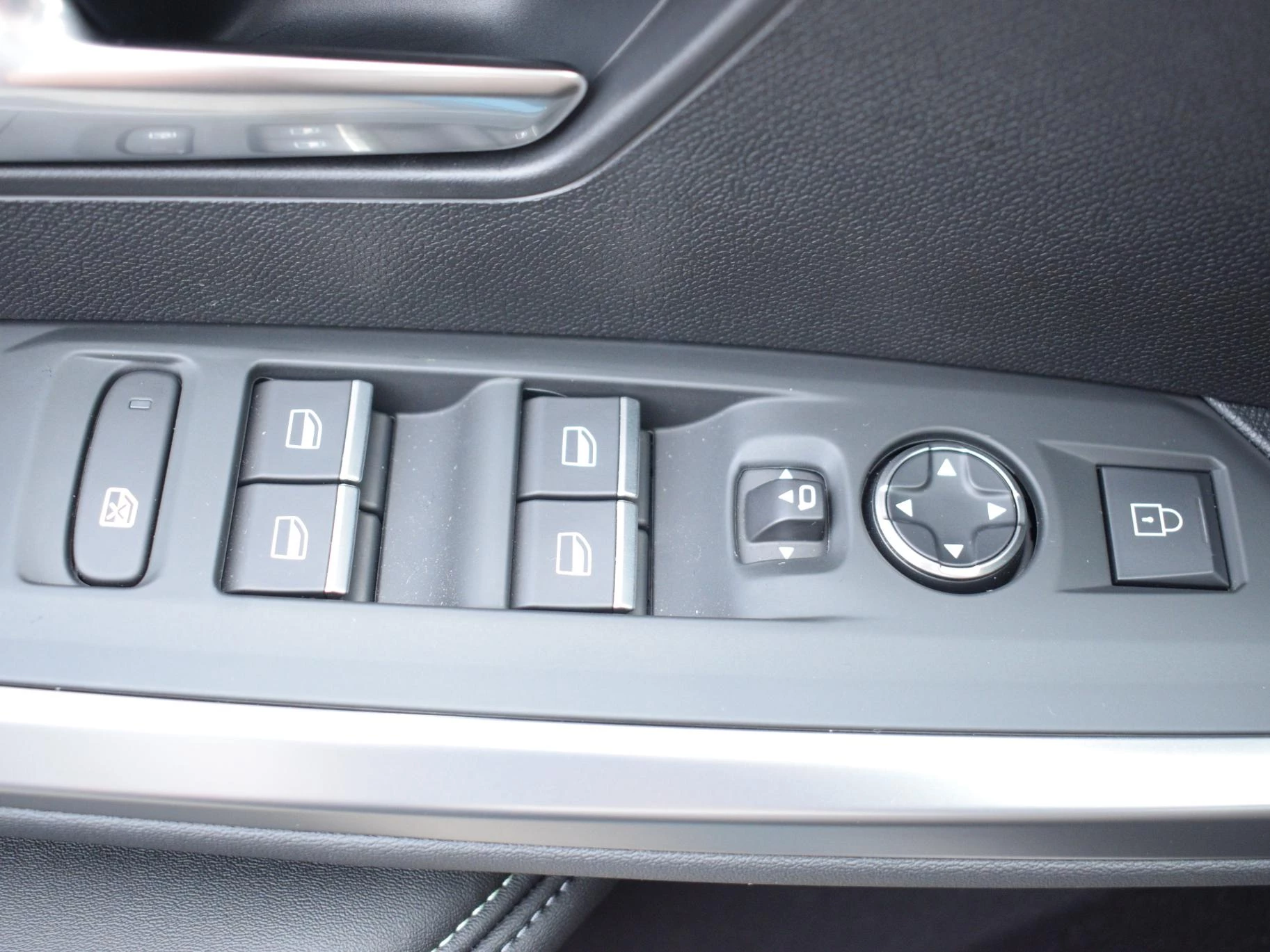 Hoofdafbeelding Peugeot e-5008