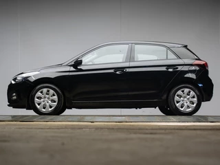 Hoofdafbeelding Hyundai i20 Hyundai I20 1.0 T-GDI Comfort Sport (APPLE CARPLAY,NAVI,CAMERA,CRUISE,PDC,LANE ASSIST,ELEKTRISCH PAKKET,SPORTSTOELEN,NETTE STAAT)