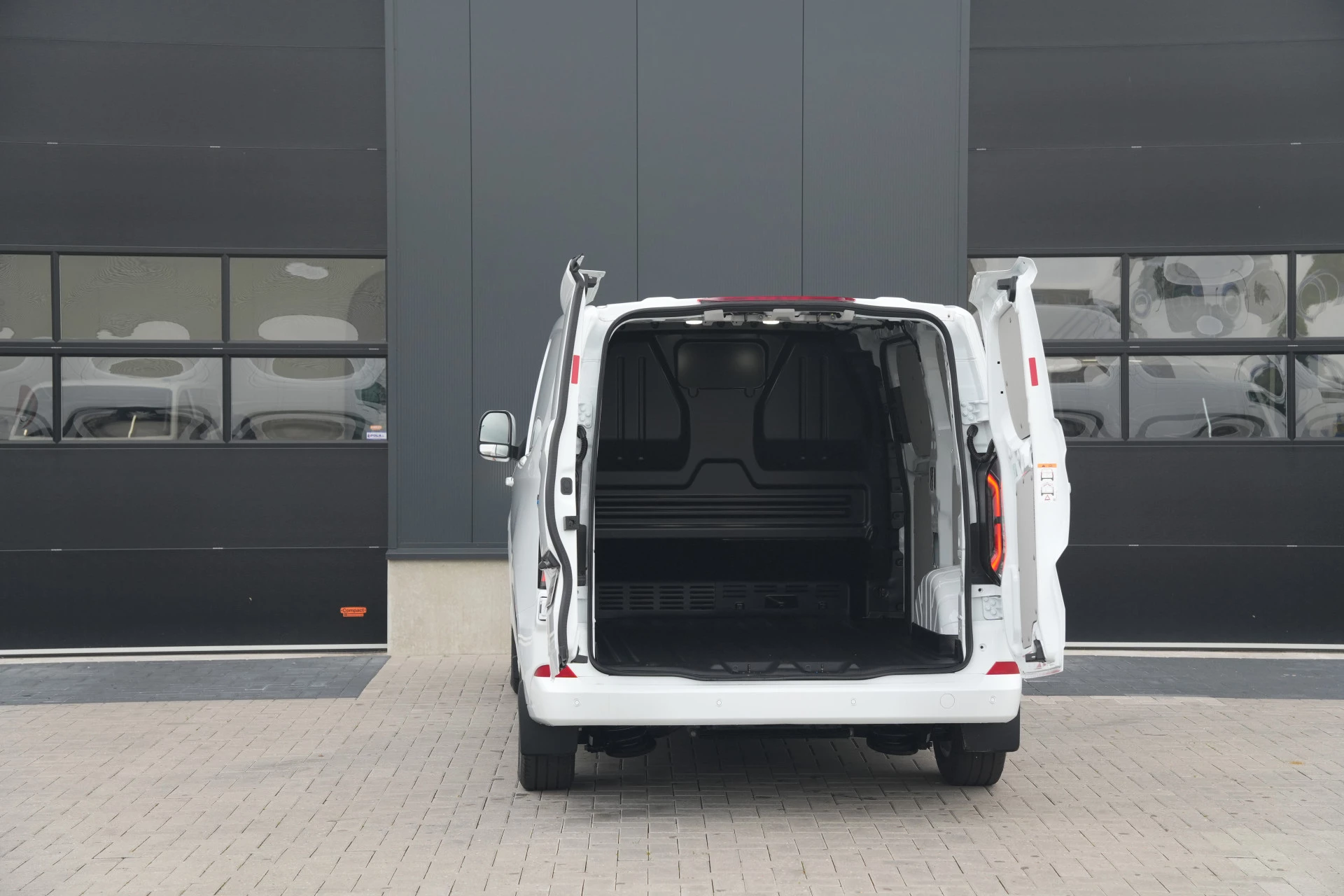 Hoofdafbeelding Ford E-Transit Custom