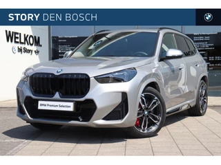 Hoofdafbeelding BMW X1 BMW X1 xDrive25e M Sport Automaat / Panoramadak / Trekhaak / Sportstoelen / Achteruitrijcamera / M Adaptief onderstel / Comfort Access / Adaptieve LED / Stuurverwarming