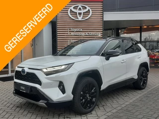 Toyota RAV4 2.5 HYBRID AWD STYLE BI-TONE STOEL/STUURVERW PARK-SENSOREN ELEK-ACHTERKLEP APPLE/ANDROID KEYLESS DRAADLOOS-LADEN AD-CRUISE CAMERA LM-VELGEN