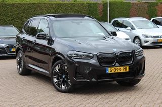 Hoofdafbeelding BMW iX3 BMW iX3 High Executive 80 kWh / SoH 92,3% / Trekhaak / Panoramadak / 360Camera / Head-up / 20'' / Leder / Harman Kardon / Sfeerverlichting / Dodehoek / DAB / Stuur+Stoelverwarming / ACC